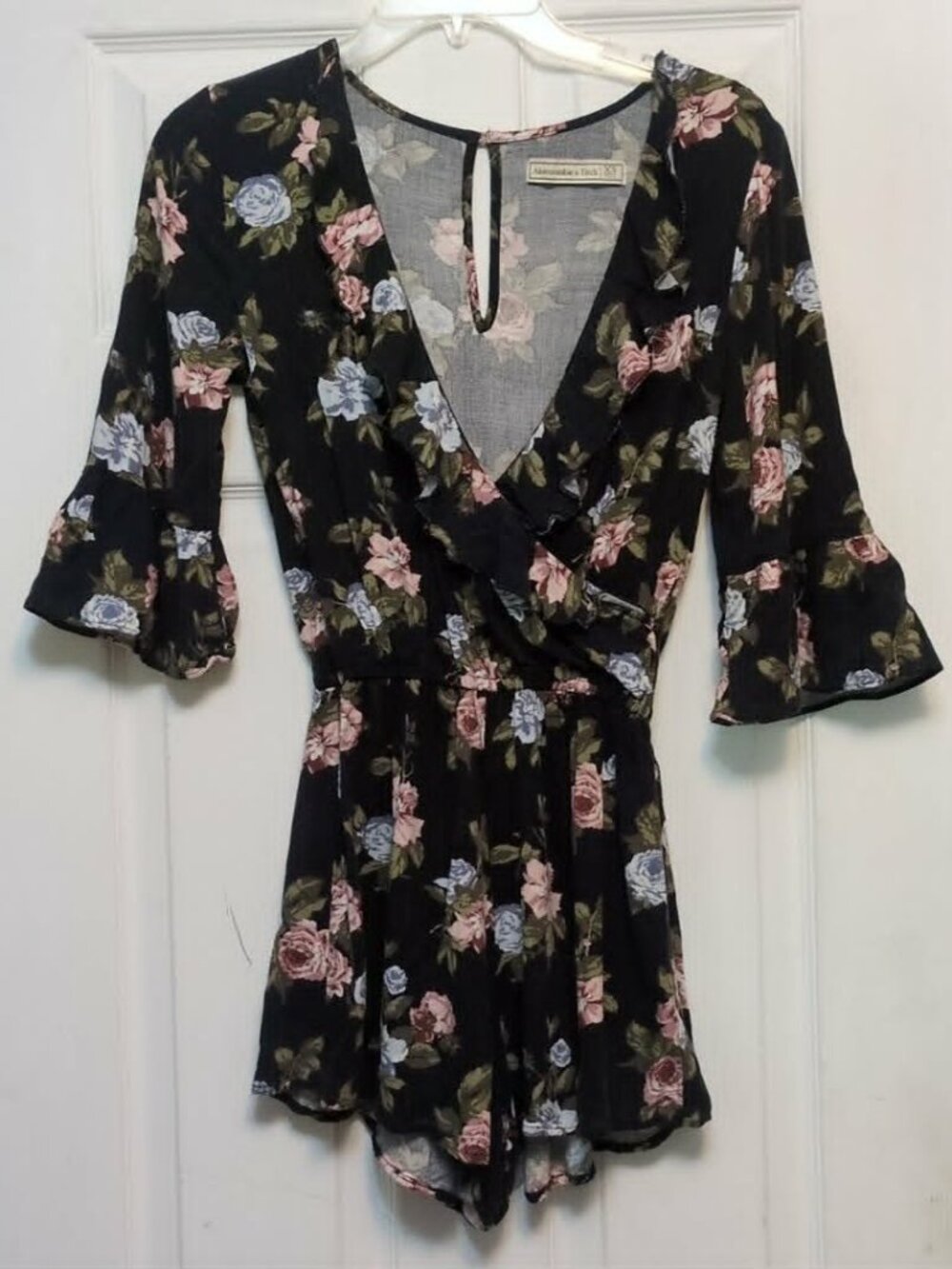 Abercrombie & Fitch Sz XS Romper Jumpsuit Floral V Neck Shorts Modern Boho Chic